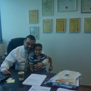 עם הנכד במשרד