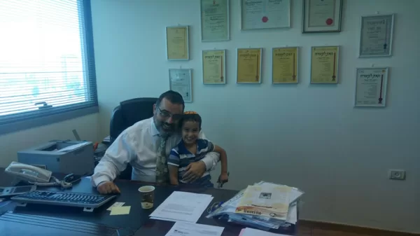 עם הנכד במשרד